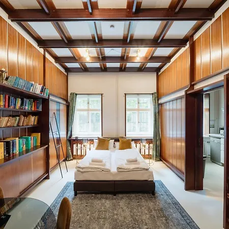 Homely Berlin - Library Style , Wooden Walls , Spacious , Friedrichshain